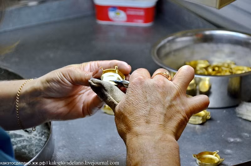 Cùng ghé thăm công ty "Nika" ở Nga để xem cách họ chế tạo nên hơn 25.000 mặt hàng quý hàng tháng.