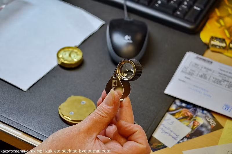 Bước tiếp theo là kiểm tra các chi tiết kỹ thuật bằng các loại kính lúp khác nhau...