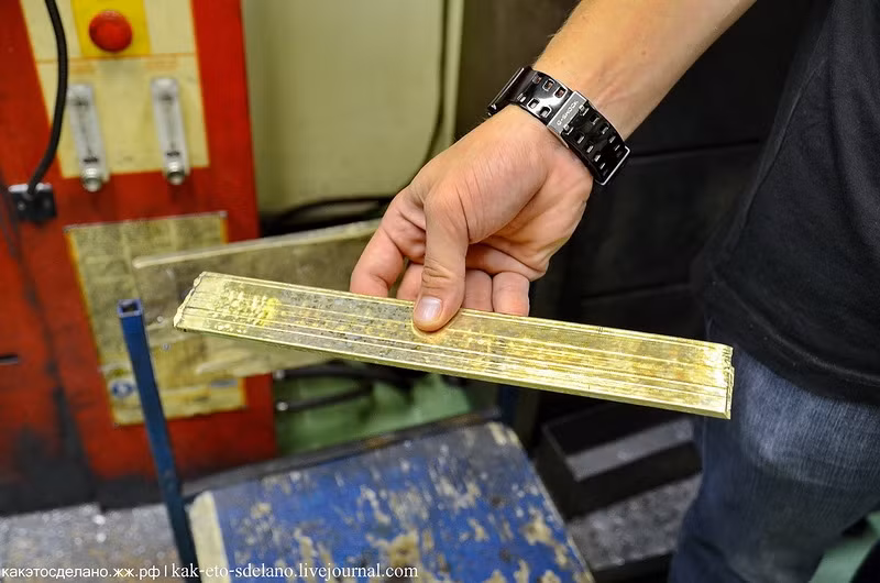 Các chuyên gia kiểm tra độ mịn của hợp kim tại nhà máy.