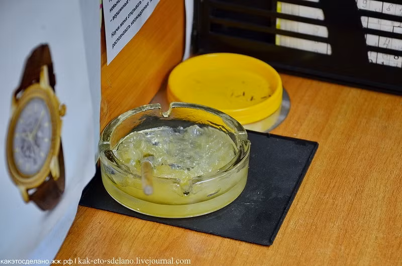 Chất keo vaseline để gắn các chi tiết của đồng hồ.