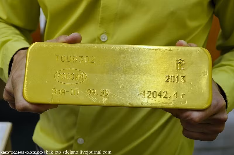 Thanh vàng 12 kg này có giá 20 triệu rúp (khoảng 650.000 USD).