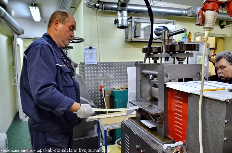 Thanh vàng dài 12 cm và dày 5 mm sẽ được cán mỏng thành một thanh dài 2,5 m và dày 0,25 mm. Nó đi qua các trục của máy cán hơn 50 lần.