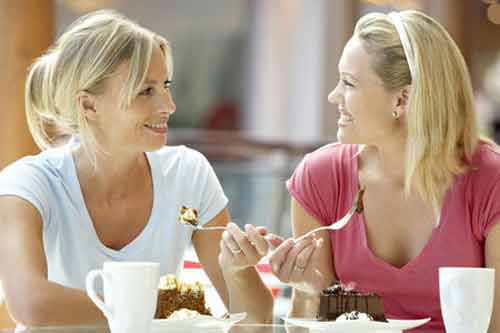 Ăn cùng người khác. Bạn không nên cho tất cả cơm và đồ ăn vào cùng một tô và ngồi ăn một mình. Điều này sẽ làm cho bạn ăn nhiều hơn. Bạn nên ăn cơm cùng với gia đình. Ăn cùng người khác khiến bạn kéo dài thời gian ăn, nhai cũng lâu hơn. Hơn nữa, lượng thức ăn bạn nạp vào cũng không nhiều.