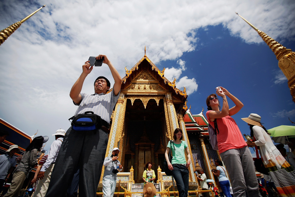 8. 95% tiền được in mới chỉ để bù lại số đã chảy ra nước ngoài. Cục In ấn Mỹ in khoảng 37 tờ tiền mỗi ngày, tương đương 696 triệu USD. Tuy nhiên, số này không hoàn toàn là tiền mới. 95% được in ra chỉ để bù lại số đã giao dịch ra nước ngoài.
