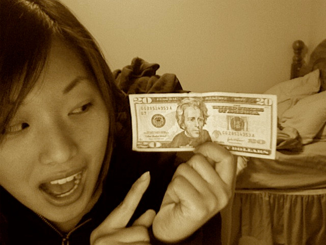 7. Ở Mỹ, tờ 20 USD bị làm giả nhiều nhất, sau đó đến 100 USD. Còn ở nước ngoài, tờ 100 USD mới lại bị làm giả nhiều hơn cả. Theo Sở Mật vụ Mỹ, cho đến năm 2005, họ đã bắt được 37,9 triệu USD tiền giả trên thế giới. Tiền xu cũng vẫn bị làm giả, nhưng chủ yếu là xu hiếm và giá trị cao.