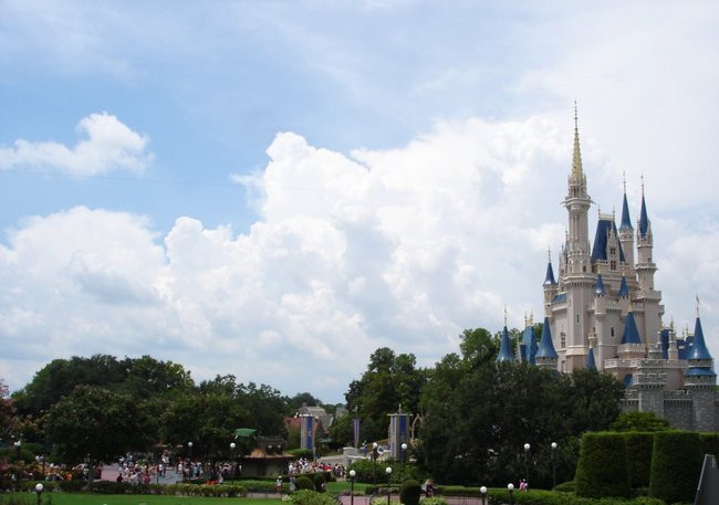 5. Cục In ấn không phải nơi duy nhất sản xuất tiền tại Mỹ. Nếu bạn đã từng đến các công viên của Walt Disney, bạn sẽ phải dùng tiền Disney. Nhiều trường đại học cũng sản xuất tiền riêng cho sinh viên. Ngoài ra, một số cộng đồng nhỏ như thành phố Ithaca (New York) cũng có tiền địa phương.