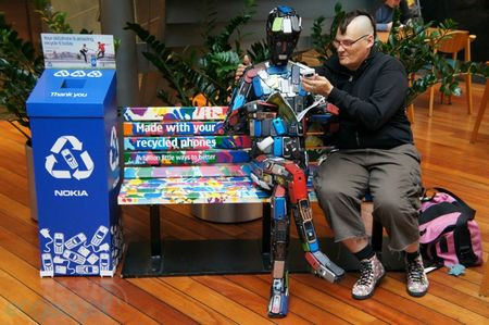 Một người máy đặc biệt được lắp ghép từ điện thoại tái chế của Nokia.