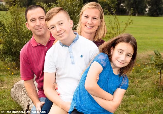 . Zoe vui vẻ tạo dáng bên bố mẹ và anh trai Callum, 12 tuổi.