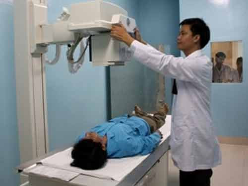 Bác sỹ sử dụng máy X-quang hiện đại để chẩn đoán bệnh ung thư cho bệnh nhân tại Bệnh viện Ung thư Đà Nẵng. (Ảnh: Trần Lê Tâm/TTXVN).