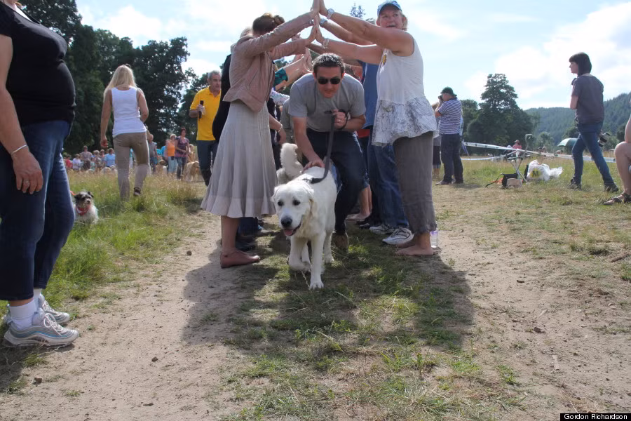 Những người tham gia lễ hội còn tham gia một số trò chơi.