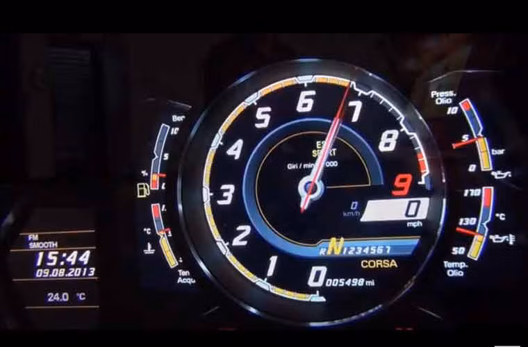 Chiếc xe ga mạnh nhẹ sẽ cho ngọn lửa to nhỏ tương ứng ở đuôi xe.