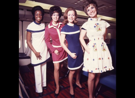 Trang phục của tiếp viên hãng American Airlines vào khoảng năm 1971-1974.
