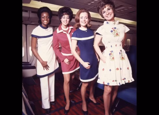 Trang phục của tiếp viên hãng American Airlines vào khoảng năm 1971-1974.
