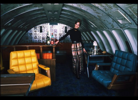 Tiếp viên hãng bay United Airlines trong một bộ đồng phục mùa đông vào khoảng năm 1966.