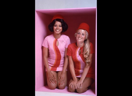 Thập niên 1970 chứng kiến cuộc cách mạng về đồng phục của nữ tiếp viên. Họ trở nên quyến rũ hơn bao giờ hết, vẻ đẹp nữ tính được nhấn mạnh.