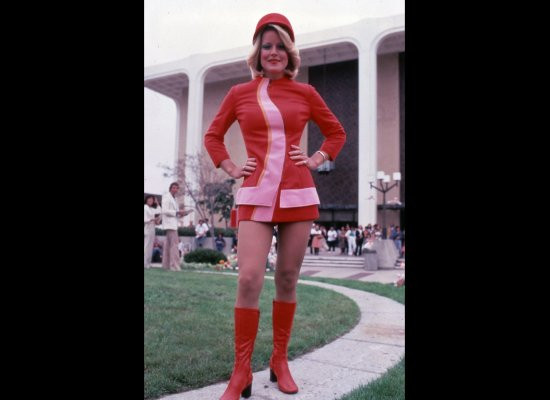 Đồng phục tiếp viên hàng không của hãng hàng không Pacific Southwest Airlines (PSA) trong năm 1973.