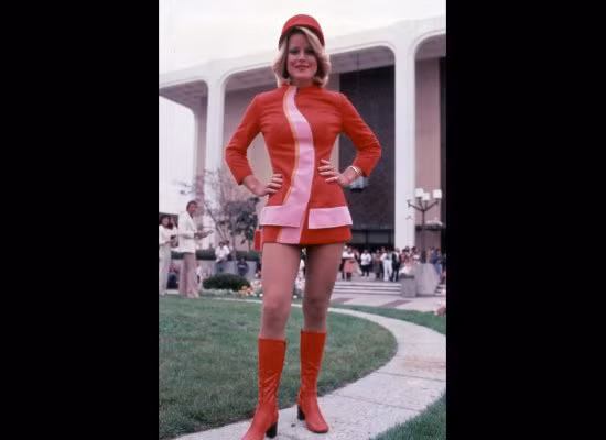 Đồng phục tiếp viên hàng không của hãng hàng không Pacific Southwest Airlines (PSA) trong năm 1973.
