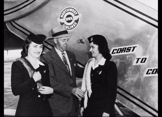 Hai tiếp viên hãng Northwest mặc đồng phục trong những năm 1945-1947.