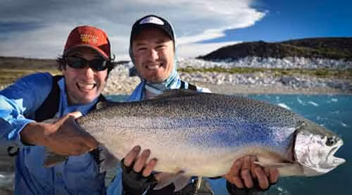 Chú cá lạ bắt được ở hồ Jurassic tại Patagonia, Argentina.