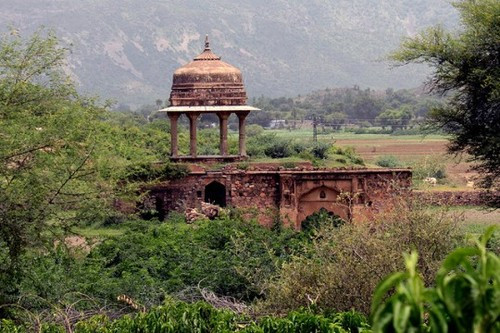 9. Rajasthan, Ấn Độ. Theo lời đồn đại, pháo đài Bhangarh ở Rajasthan là một trong những nơi bị nguyền rủa nặng nề nhất ở Ấn Độ. Truyền thuyết kể rằng một thầy phù thủy sống trong thành phố đã đem lòng yêu cô công chúa sống trong pháo đài này. Khi không được đáp trả tình cảm, thầy phủ thùy này đã nguyền rủa mọi người sống tại đây đều phải chết. Chẳng biết nơi đây có ma thật hay không, chỉ biết rằng nơi đây có cả một tấm biển cảnh báo du khách không được tới thăm khi mặt trời lặn hoặc lúc mặt trời chưa ló rạng buổi bình minh.