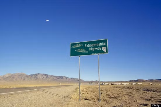 4. Khu vực 51, Mỹ. Khu vực 51 nằm ở vùng sa mạc gần Las Vegas là nơi CIA Mỹ đánh dấu là khu vực tối mật. Phải tới tận tháng 7/2013, người ta mới biết được một vài giả thuyết về nơi này. Có người cho rằng đây là nơi Mỹ thử các vũ khí tối tân. Cũng có người khẳng định chính phủ Mỹ giấu những người ngoài hành tinh và vật thể lạ bay tại đây! Hầu như không có cách nào để đặt chân được vào khu vực 51. Tất cả những gì bạn có thể làm cho tới thời điểm này là đến cạnh tấm biển cảnh báo của khu vực và chụp một tấm ảnh kỷ niệm.