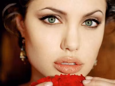 Người có miệng giống như miệng khỉ thì khó sinh được con trai; nếu bờ môi trên dài thì sẽ có cả con trai và con gái. Môi trên trề xuống dễ sinh con gái đầu lòng. Trong khi đó, người phụ nữ nào có một bờ môi trắng hoặc xanh, da môi nhăn nheo thì đó là hình thể chỉ sinh được con gái hoặc không có con.