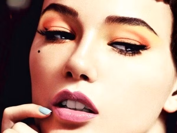 Tóm lại, phụ nữ có nhân trung sâu, thẳng, trên hẹp, dưới rộng thì con cháu đông đúc. Nếu trên dưới đều hẹp, giữa rộng thì con cháu ít, lại hay chết yểu. Nếu phụ nữ có nốt ruồi đen ở nhân trung thì khó có con, có hai nốt ruồi đen là điềm báo sinh đôi. Nhân trung có các đường ngang dọc thì đó là điềm báo không có con cháu khi về già. Đường nhân trung ngắn thì con cháu nghèo đói. Nhân trung lệch sang trái thì sẽ sinh con trai đầu lòng, lệch sang phải thì sinh con gái đầu lòng.