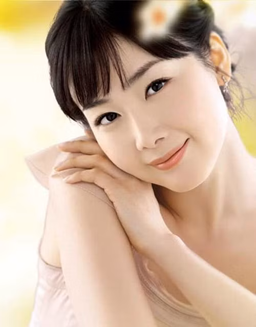 Da thịt: Người phụ nữ nào có cấu tạo cơ thể nhiều thịt, xương ít, tay mềm hoặc da mỏng, xương nhỏ, tư thế uyển chuyển thì sinh con gái đầu lòng. Phụ nữ có tướng nam hay âm dương hỗn loạn hoặc tính dương quá mạnh là tướng sinh con gái.