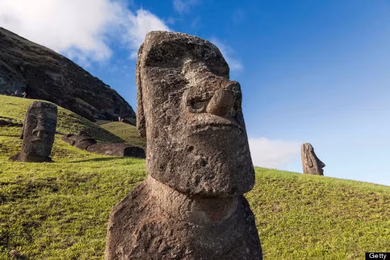 Điều bí ẩn là ở chỗ không ai biết bằng cách nào hay phương tiện nào người xưa có thể di chuyển đá để làm nên những bức tượng nặng tới cả chục tấn, và nặng nhất là 82 tấn như vậy.