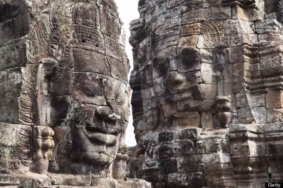 Tượng mặt người trên tháp ở Bayon, Angkor, Campuchia. Hơn 200 khuôn mặt khổng lồ với biểu cảm dịu dàng và nụ cười bí ẩn đã được tác lên những tháp, đền thờ ở Bayon vào thế kỷ 12.