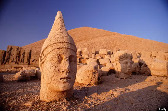 Tuy nhiên, những gì du khách được thấy ngày nay chỉ là những đầu tượng rải rác khắp nơi trên đồi, khiến nhiều người tin rằng kẻ thù đã tìm tới và chặt hết đầu tượng khỏi các bức tượng. Lăng mộ chính xác của vị vua này vẫn chưa một ai tìm thấy.