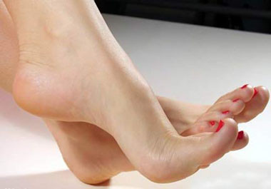 Lòng bàn chân khuyết như chiếc thuyền úp, hay mặt trăng lưỡi liềm nằm giữa là người phú quí.