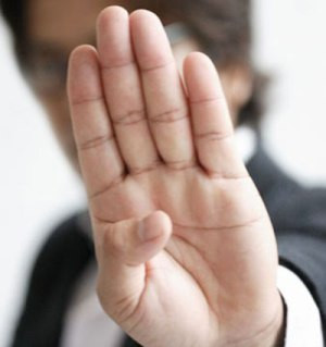 Ngón tay ngắn cứng là cộc cằn nóng nảy, làm liều, làm sai, ngu xuẩn mà ngoan cố. Ngón tay sè ra kín đáo là tài cầm của. Ngón tay khô thưa sè ra có kẻ hở lớn là phá hại của cải không giữ lâu bền.