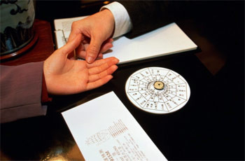 Đầu ngón tay nở lớn là người có phước lộc, tay mỏng ngón gầy khô như tre rừng là bần tiện nghèo hèn, vô tài bất trí, tay nhuyễn là giàu sang. Tay cứng cũng như móng bò là ngu si bần tiện, bàn tay dài, thân bàn tay và ngón tay đều, dài là người sang quí đài các, mỏng ngắn là bần hàn, dùi đục là thô bỉ cộc cằn.