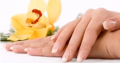 Bàn tay sắc đỏ như son là giàu sang, dầu có nghèo cũng sạch, cũng sung sướng. Bàn tay màu vàng nghệ hay xanh xám là cùng khốn, nghèo hèn. Bàn tay trắng bệch là nghèo khổ bệnh tật. Tóm lại bàn tay và ngón tay quí là no đủ đầy đặn, và dài kín ấm thơm và sắc hồng nhuận là thật tốt.