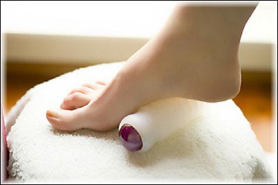 Xem tướng chân. Chân là cột trụ chống đỡ thân mình. Chân cần thon, có dáng vóc vuông dài, thanh lịch mềm mại là người phú quí, nếu chân nhỏ cụt, mỏng, dáng thô và cứng ngắc, đó là người bần tiện.