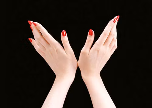 Thân hình lớn tay nhỏ là người thanh cao, tuy nghèo mà vẫn đầy đủ tư cách, tay thơm có hơi ẩm là người hào hoa, tình tứ. Tay hôi âm ỉ lạnh là ô trược, thô bỉ, háo dâm. Ngón tay thon nhỏ dài thiếu quyết đoán, nhưng khôn ngoan mưu trí.