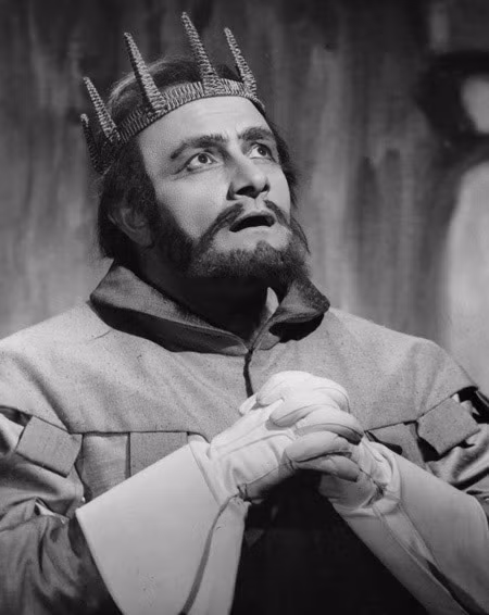 7. Giọng nam trung Opera chết trên sân khấu khi hát về cái chết: Ca sĩ opera Leonard Warren đã chết trên sân khấu trong màn trình diễn thứ ba của vở Verdi La Forza del Destino tại Nhà hát Opera Metropolitan ở New York. Sau khi anh hát dòng "Morir! Tremenda cosa!" nghĩa là "Chết! Thời điểm lớn lao!", ông đã qua đời đột ngột do xuất huyết não cấp.