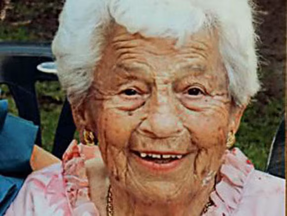 9. Góa phụ đã qua đời cùng ngày chồng mất sau 56 năm: Bà Margarete Soder 88 tuổi và cô con gái Burls Renate đang trên đường đến nghĩa trang để viếng cha là ông Emil Soder. Ông Soder qua đời trong một tai nạn tại nơi làm việc ngày 29/7/1957. Hàng năm 2 mẹ con bà đều tới viếng ông Soder nhưng ngày 29/7/2013, họ đã gặp tai nạn giao thông trên đường đi viếng. Renate chỉ bị thương nhẹ trong khi mẹ cô gặp chấn thương nặng và qua đời ngay sau đó, đúng 56 năm sau ngày mất của cha cô. Người con gái sau đó đã không truy cứu trách nhiệm của người lái xe gây tai nạn vì cho rằng đó chính là sự sắp đặt của Chúa.