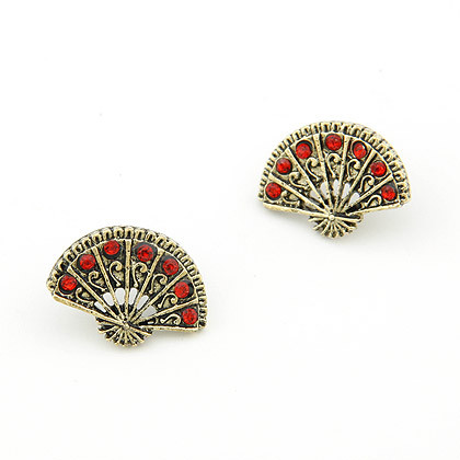 7. Đeo mặt dây chuyền hình quạt. Cánh quạt là biểu tượng sức mạnh có tác dụng chuyển hóa hạn xui thành vận may. Nó giúp bạn xua đi những điều tiêu cực, lời gièm pha và ý đồ xấu của người khác nhằm vào bạn.