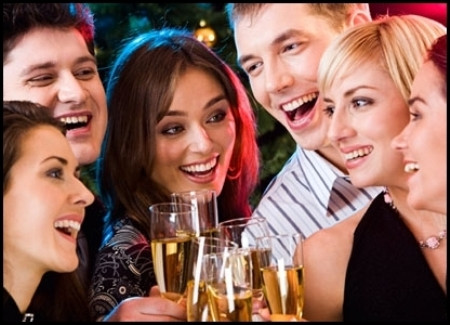 3. Tổ chức tiệc tùng. Vào một ngày đặc biệt nào đó, bạn hãy mời những người bạn thân thiết đến nhà và tổ chức những bữa tiệc vui vẻ. Không khí vui tươi của buổi tiệc sẽ làm tăng dương khí, giúp giải phóng các năng lượng xấu bị tù đọng lâu ngày rồi chuyển hóa chúng thành năng lượng tốt. Do đó, cuộc sống của bạn sẽ luôn tràn ngập niềm vui.