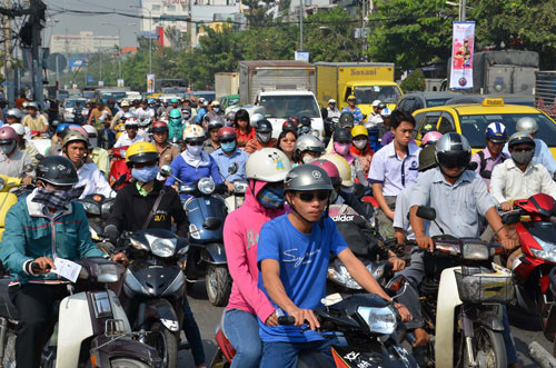 Cấm xe máy, người dân đi bằng gì?