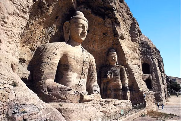 Quần thể hang đá Vân Cương được tạc vào trong núi, kéo dài gần 1 km từ Đông sang Tây, với hệ thống bao gồm 53 hang động và hơn 51.000 tượng đá. Hang động còn được mệnh danh là “động vạn Phật” cũng nhờ có số lượng tượng Phật lớn như vậy.