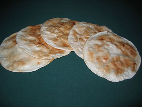 7. Bánh phồng sữa dừa (Bến Tre): Bánh ăn giòn tan, thơm, béo mùi dừa… mà không nơi nào có được. Bánh được làm chủ yếu từ dừa, bột gạo, pha với bột sắn, nước, đường, mè, đậu xanh, lá dứa, sầu riêng…