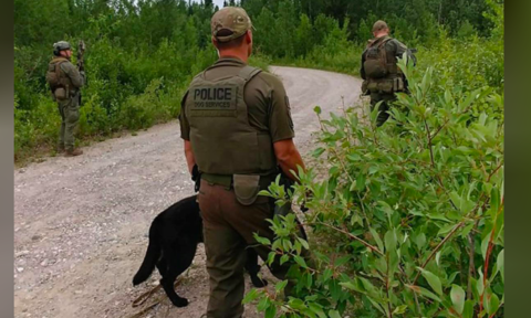 Canada truy na gat gao 2 nghi pham thieu nien giet hai 3 nguoi