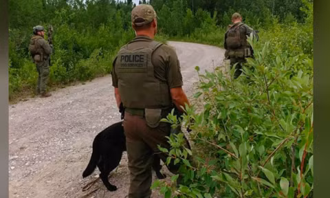 Canada truy na gat gao 2 nghi pham thieu nien giet hai 3 nguoi