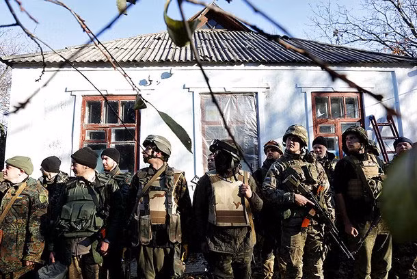 Các binh sĩ Ukraine đóng quân ở làng Pisky, cách sân bay Donetsk chừng 1 km.