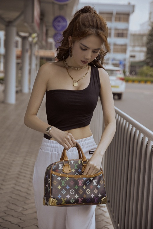 ... Và khuôn ngực đầy siêu gợi cảm của "nữ hoàng nội y" showbiz Việt.