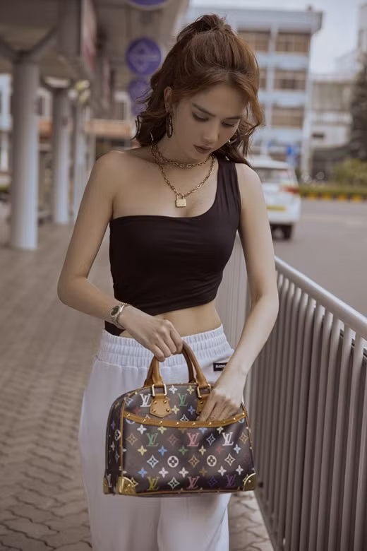 ... Và khuôn ngực đầy siêu gợi cảm của "nữ hoàng nội y" showbiz Việt.