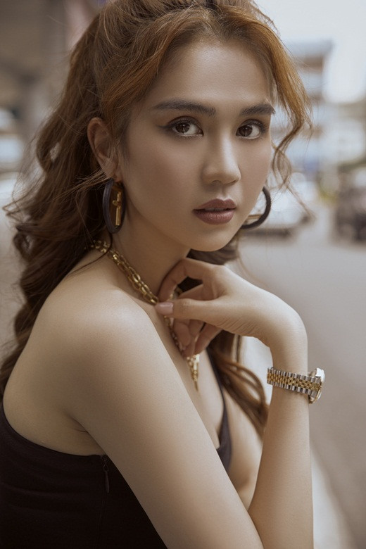 Ngọc Trinh chia sẻ: "Hạnh phúc của một người thật ra lại không liên quan lắm đến tiền tài, hay hôn nhân, hoặc sự nổi tiếng. Đó chỉ là những thứ mà nếu có được thì cuộc sống của bạn sẽ dễ dàng hơn, hoặc dễ được đám đông công nhận hơn". Vi An (T/h)